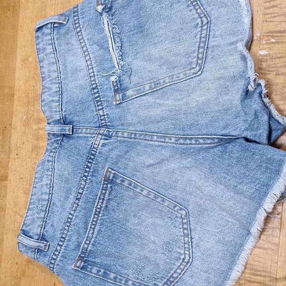 Pants Store Pearl‎ Studded Blue Denim Distressed Cutoff Shorts Sz 28 Inseam 2" - Picture 6 of 8